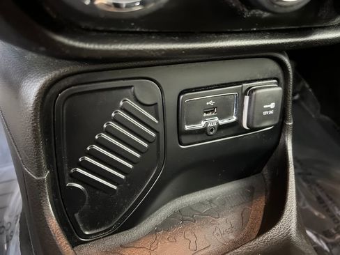 Used 2017 Jeep Renegade Latitude w/ Popular Equipment Group image 43