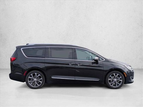 Used 2017 Chrysler Pacifica Limited FWD image 4