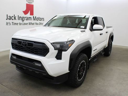 Used 2025 Toyota Tacoma TRD Off-Road AWD/4WD image 2