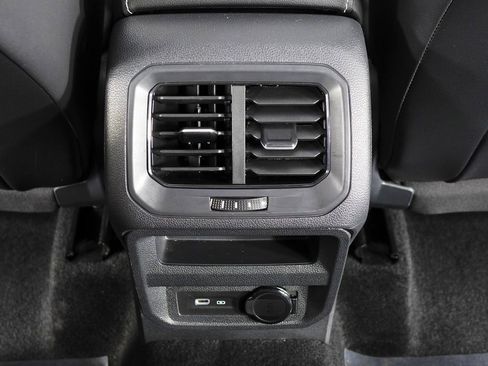 Used 2024 Volkswagen Tiguan SE w/ Panoramic Sunroof Package FWD image 24