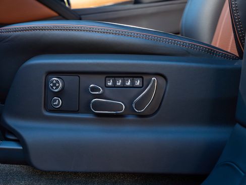 Used 2023 Bentley Bentayga image 20