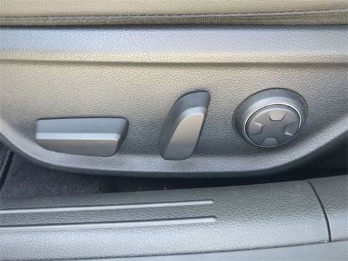 Used 2025 Genesis G70 2.5T image 46