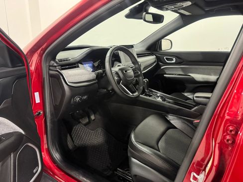Used 2025 Jeep Compass Latitude w/ Sun & Sound Group AWD/4WD image 16