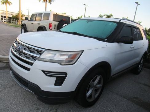 Used 2018 Ford Explorer XLT FWD image 3