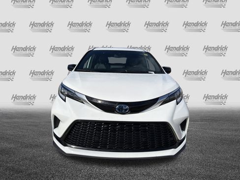 Used 2023 Toyota Sienna XSE image 3