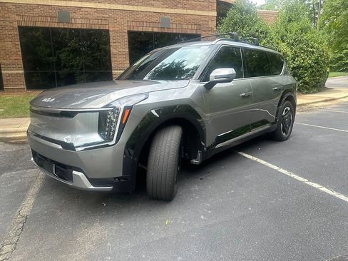 Used 2024 Kia EV9 Land AWD/4WD image 2