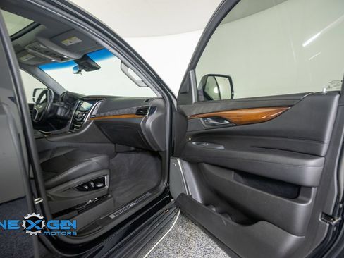 Used 2017 Cadillac Escalade Luxury AWD/4WD image 41