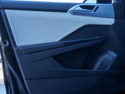 Certified 2025 Volkswagen Taos SE w/ Panoramic Sunroof Package image 31