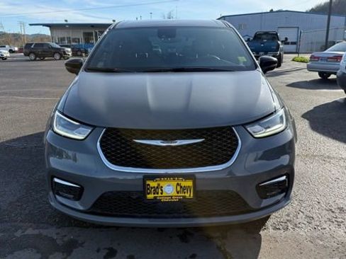 Used 2025 Chrysler Pacifica Select image 2