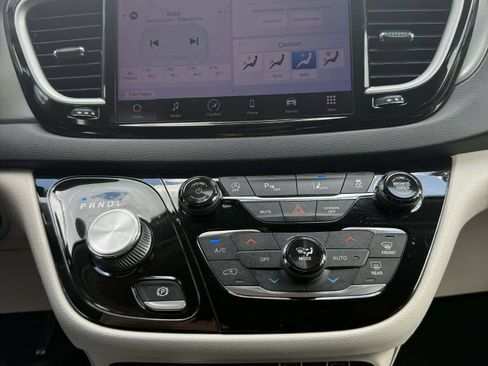 Used 2022 Chrysler Pacifica Touring-L FWD image 28
