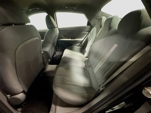 Used 2022 Hyundai Elantra SEL image 25