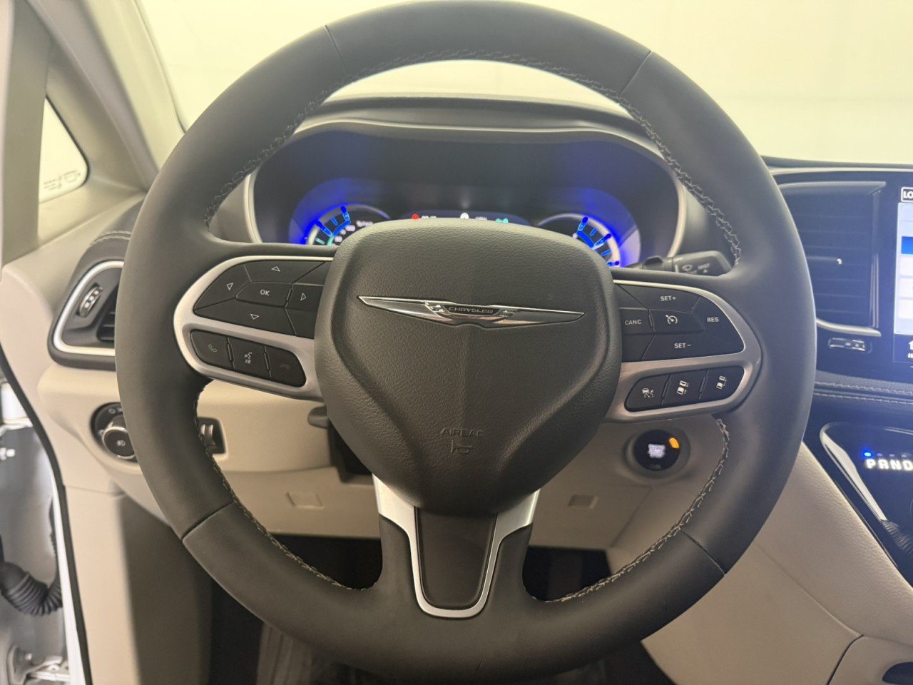 Used 2024 Chrysler Pacifica Limited FWD image 21
