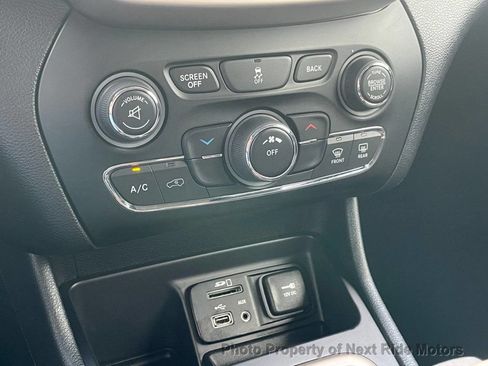 Used 2014 Jeep Cherokee Latitude FWD image 18