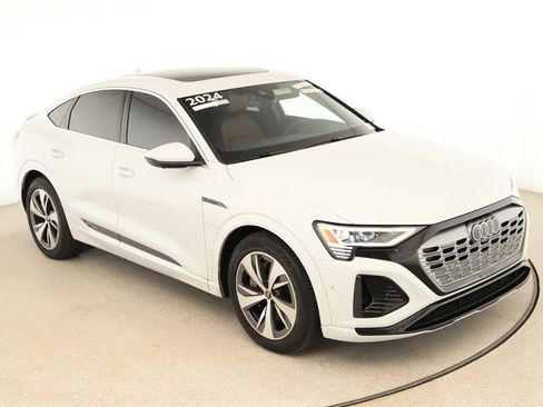 Used 2024 Audi Q8 e-tron Premium Plus image 35