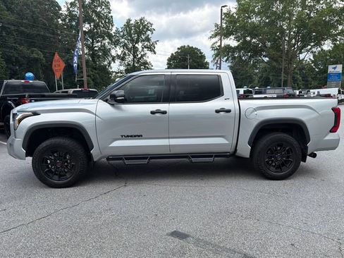 Used 2022 Toyota Tundra SR5 w/ SR5 Convenience Package AWD/4WD image 4