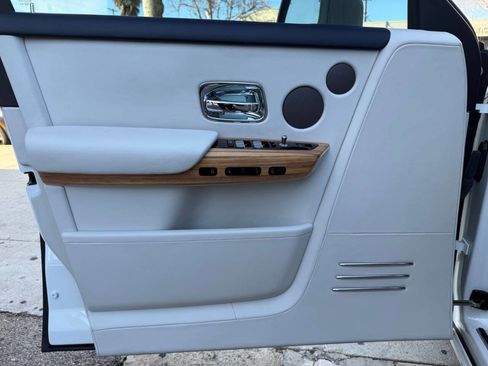 Used 2018 Rolls-Royce Phantom Sedan image 19