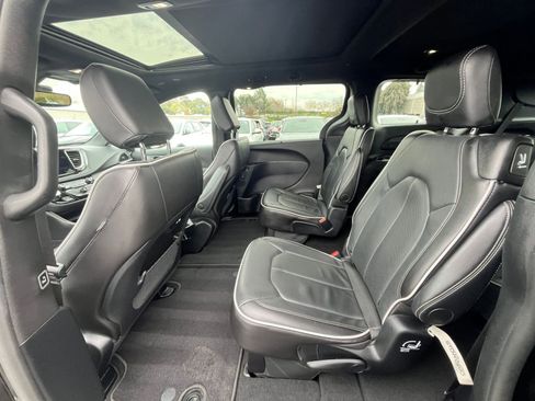 Used 2025 Chrysler Pacifica Limited image 25