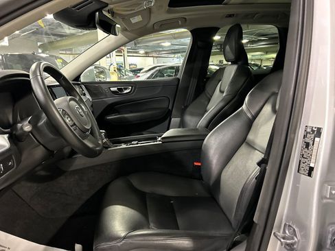 Used 2019 Volvo XC60 T5 Momentum w/ Multimedia Package AWD/4WD image 10
