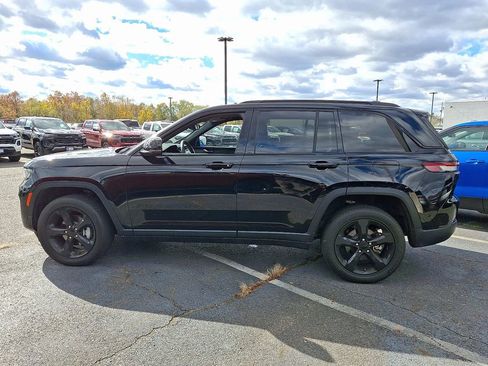 Used 2023 Jeep Grand Cherokee Altitude AWD/4WD image 7