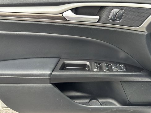 Used 2017 Ford Fusion SE w/ Fusion SE Technology Package FWD image 4