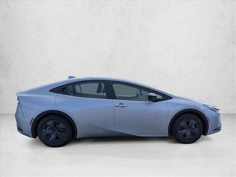 Used 2025 Toyota Prius LE image 4