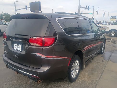 Used 2017 Chrysler Pacifica Touring-L FWD image 6