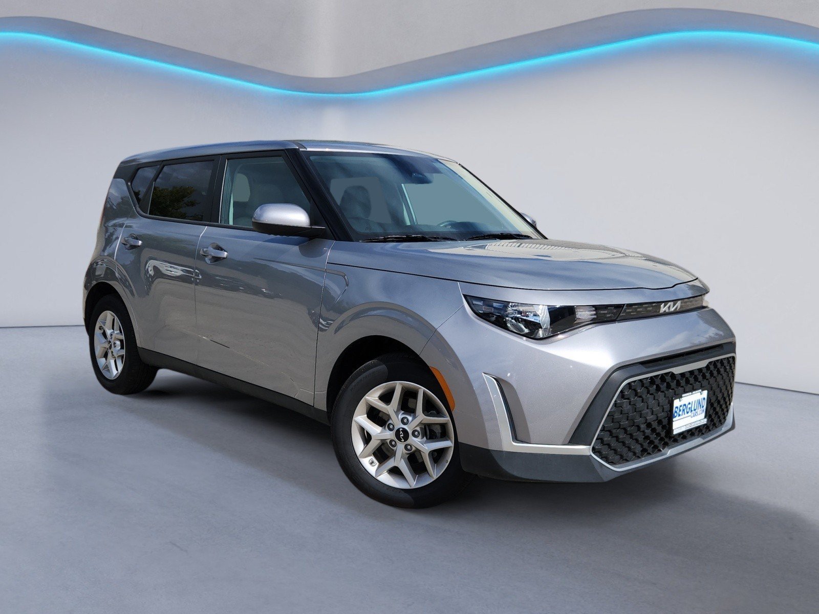 Used 2025 Kia Soul LX w/ LX Technology Package FWD image 2