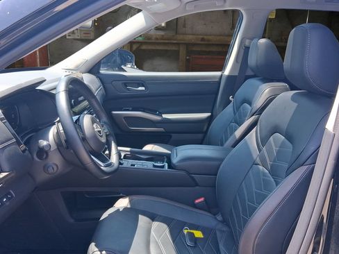 Used 2025 Nissan Pathfinder Platinum AWD/4WD image 19