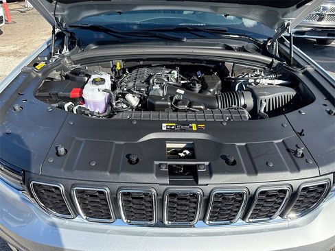 New 2025 Jeep Grand Cherokee L Laredo image 33