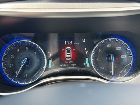 Used 2023 Chrysler Pacifica Touring-L image 38