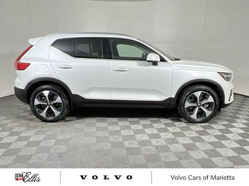 Used 2025 Volvo XC40 B5 Core image 10
