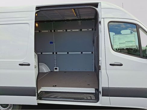 Used 2026 Mercedes-Benz Sprinter 2500 image 7