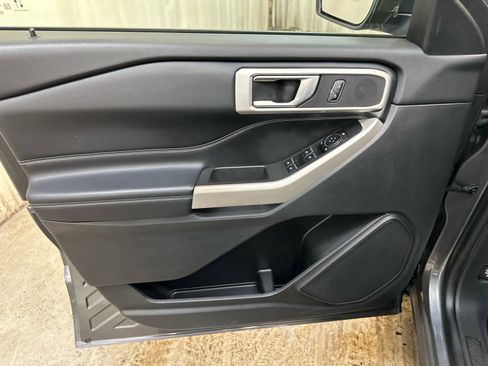 Used 2022 Ford Explorer XLT w/ Equipment Group 202A image 9