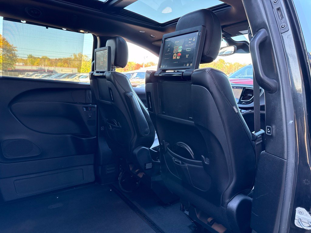 Used 2020 Chrysler Pacifica Limited w/ Advanced Safetytec Group FWD image 57