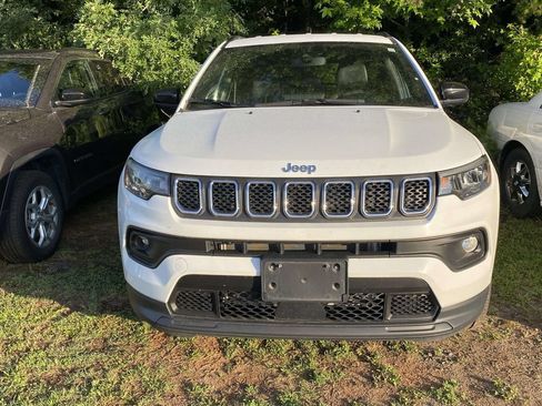 Used 2024 Jeep Compass Latitude AWD/4WD image 2