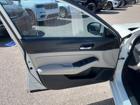 Used 2020 Nissan Altima 2.5 S FWD image 13
