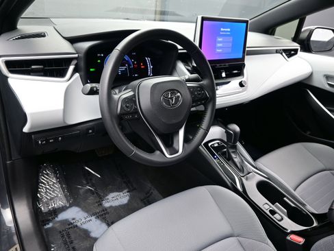 Used 2025 Toyota Corolla SE w/ SE Premium Package image 12