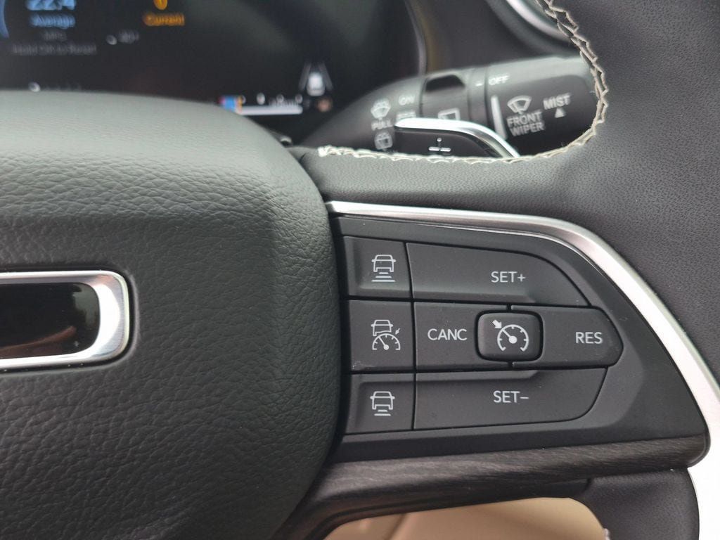 Used 2025 Jeep Grand Cherokee Limited w/ Luxury Tech Group II AWD/4WD image 17
