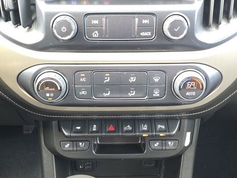 Used 2022 GMC Canyon Denali image 32