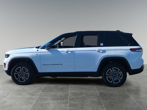 Used 2023 Jeep Grand Cherokee Trailhawk image 2
