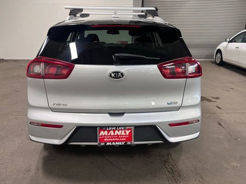 Used 2018 Kia Niro EX image 4