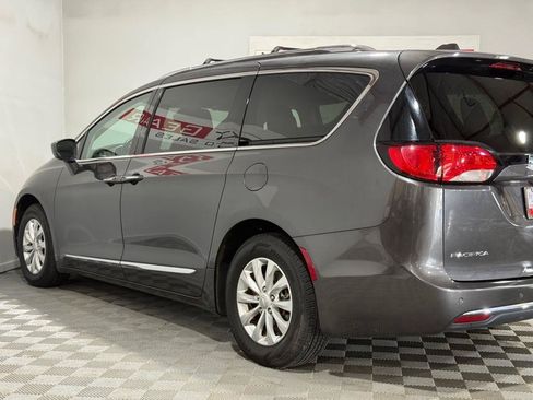 Used 2018 Chrysler Pacifica Touring-L FWD image 6