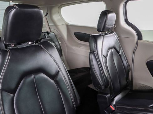 Used 2023 Chrysler Pacifica Touring-L image 28