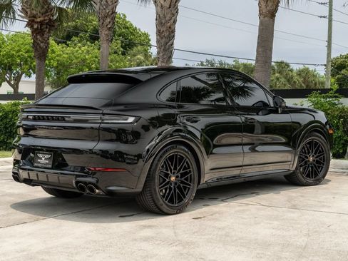 Used 2025 Porsche Cayenne GTS AWD/4WD image 11