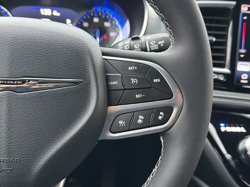 Used 2026 Chrysler Pacifica Limited FWD image 19