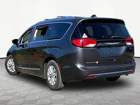 Used 2018 Chrysler Pacifica Touring-L Plus FWD image 4