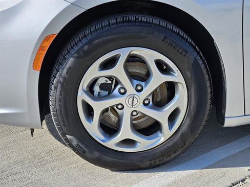 Used 2024 Chrysler Pacifica Limited image 7