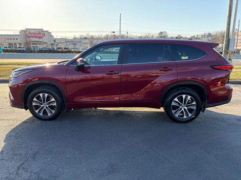 Used 2023 Toyota Highlander XLE image 11