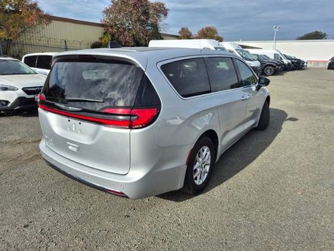 Used 2024 Chrysler Pacifica Touring-L image 2
