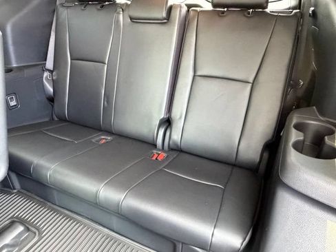 Used 2025 Toyota Highlander XLE FWD image 16